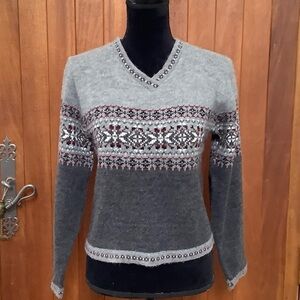 Charlotte Russe Gray and Black Patterned V-Neck Sweater